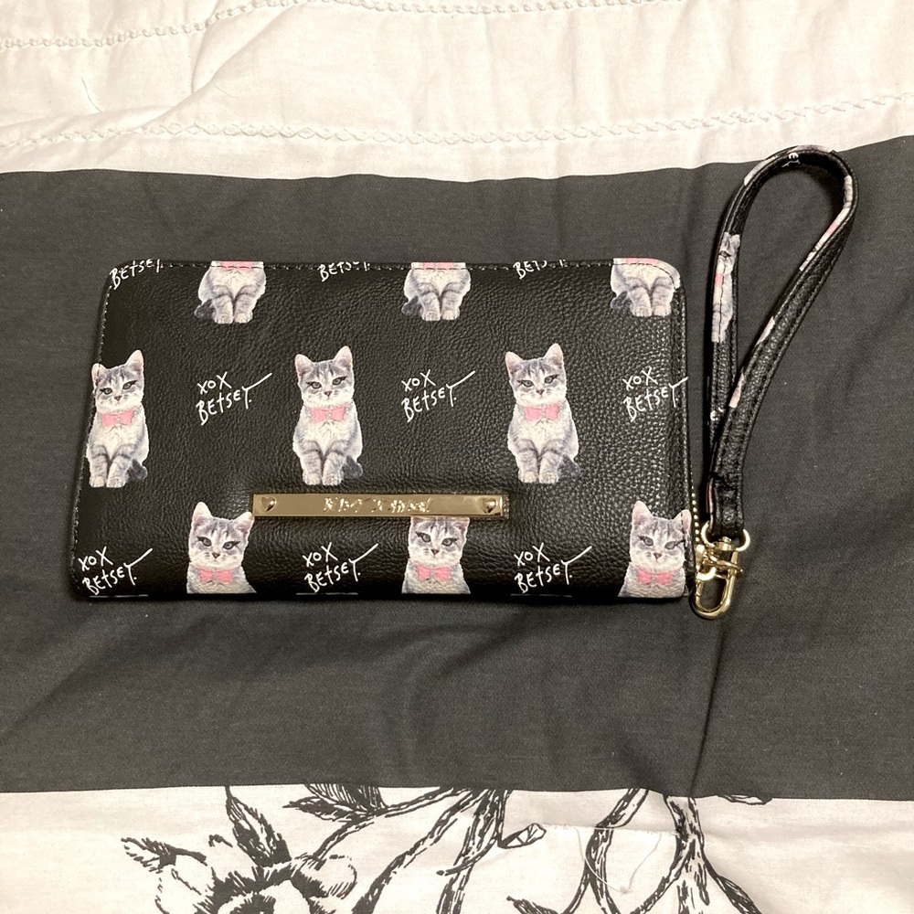 New without tags womens Betsey Johnson wristlet with kitten detail
